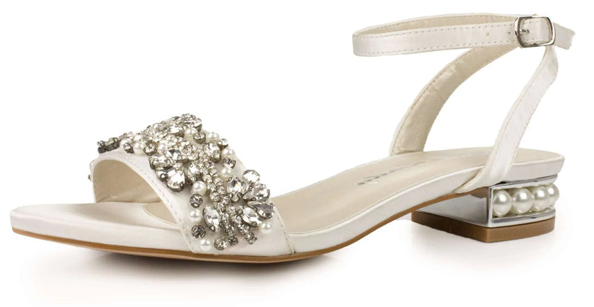Zapatos de novia Turmalina en color ivory, con tacón bajo de 2 cm, perlas incrustadas y detalles de cristales para un look elegante y cómodo.