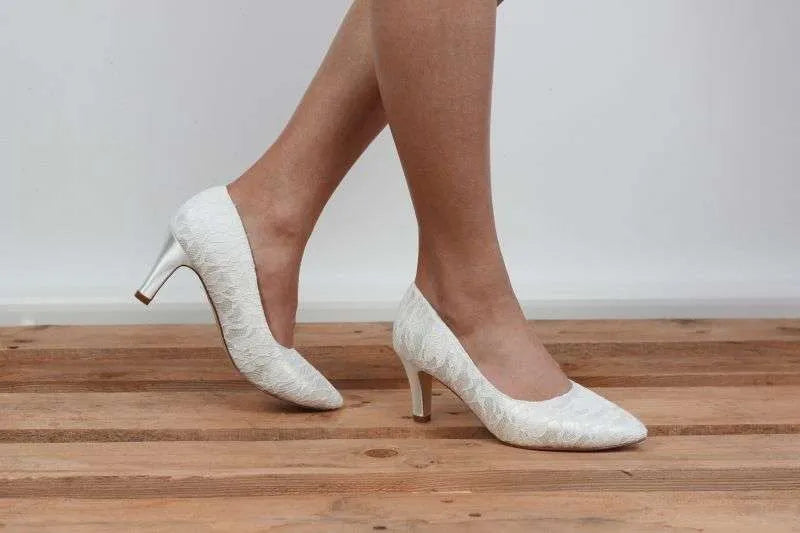 Zapatos de novia Sodalita en color ivory con encaje delicado, tacón de 6.5 cm y diseño sofisticado, perfectos para bodas y eventos especiales.