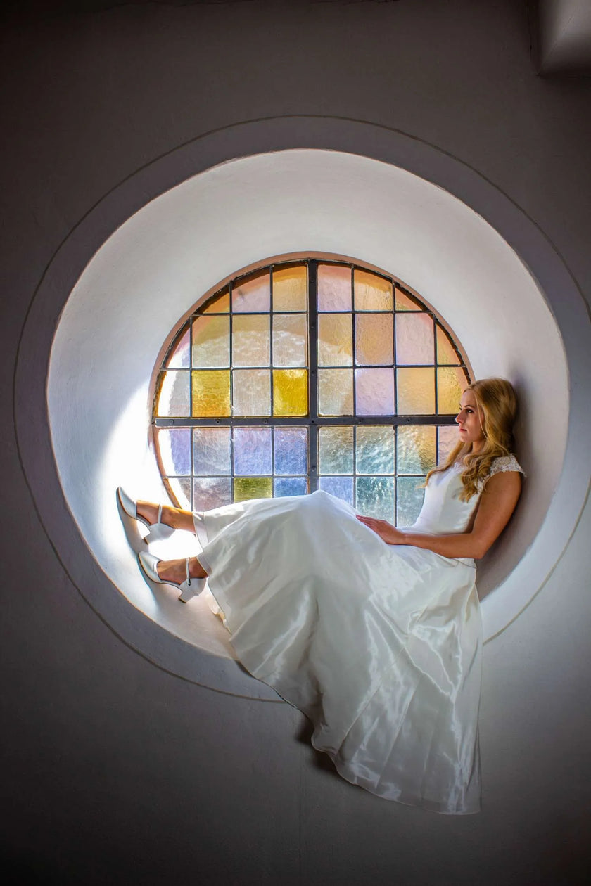 Zapatos de novia Topacio en color ivory, con tacón de 4.5 cm y diseño ideal para mayor comodidad y ajuste perfecto.