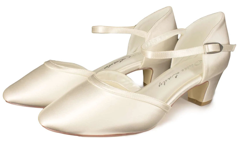 Zapatos de novia Topacio en color ivory, con tacón de 4.5 cm y diseño ideal para mayor comodidad y ajuste perfecto.