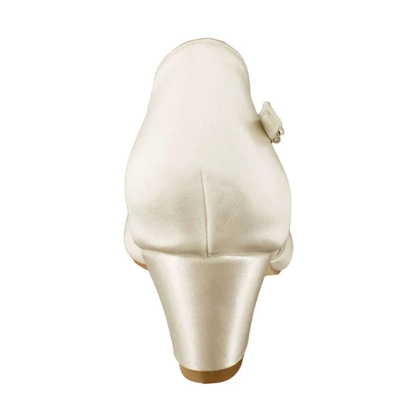 Zapatos de novia Topacio en color ivory, con tacón de 4.5 cm y diseño ideal para mayor comodidad y ajuste perfecto.