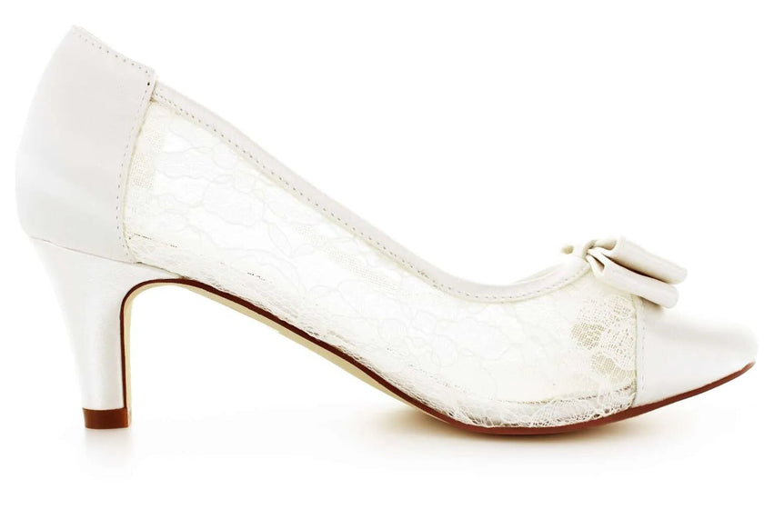 Zapatos de novia Unakita en color ivory con encaje lateral y lazo decorativo, tacón de 6 cm y diseño elegante, ideales para bodas y eventos sofisticados.