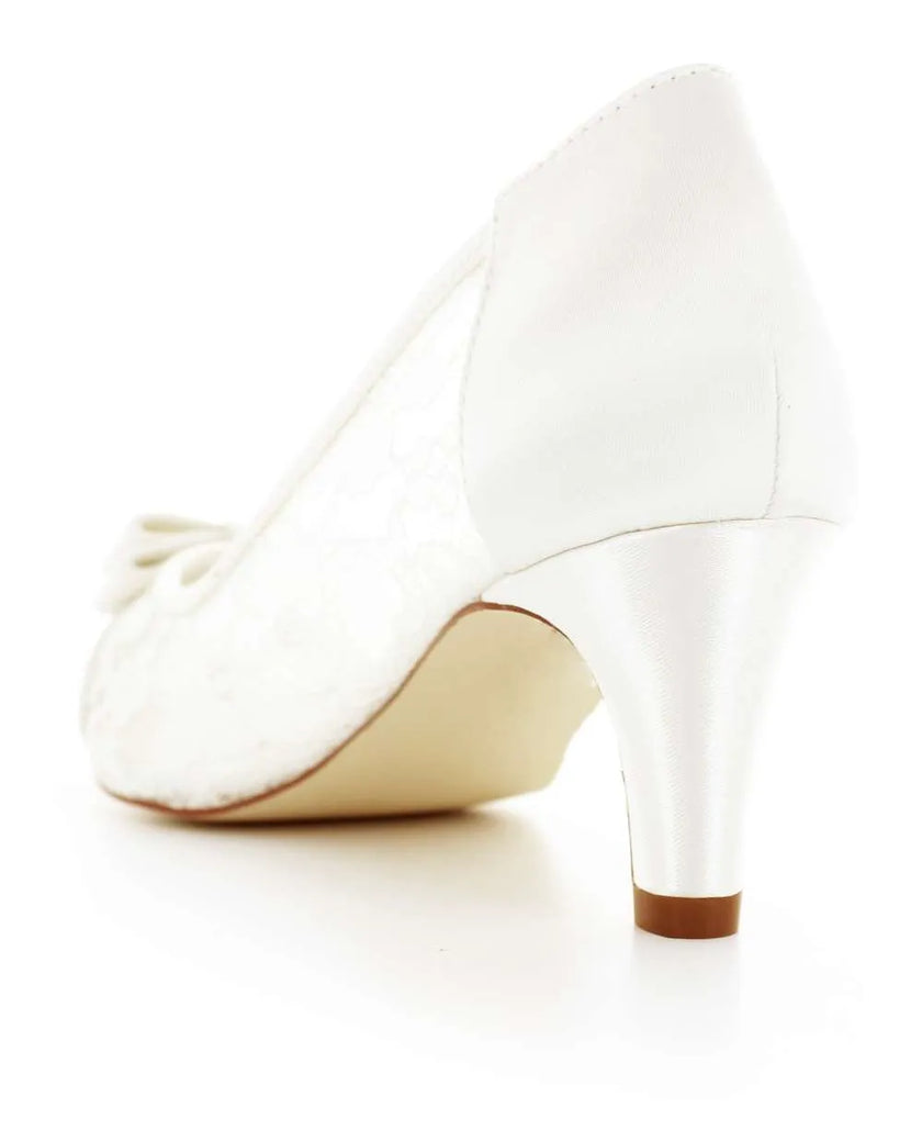 Zapatos de novia Unakita en color ivory con encaje lateral y lazo decorativo, tacón de 6 cm y diseño elegante, ideales para bodas y eventos sofisticados.