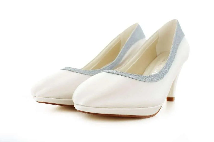Zapatos de novia Zafiro en color ivory, con tacón elegante y detalles sofisticados, ideales para bodas y eventos especiales.