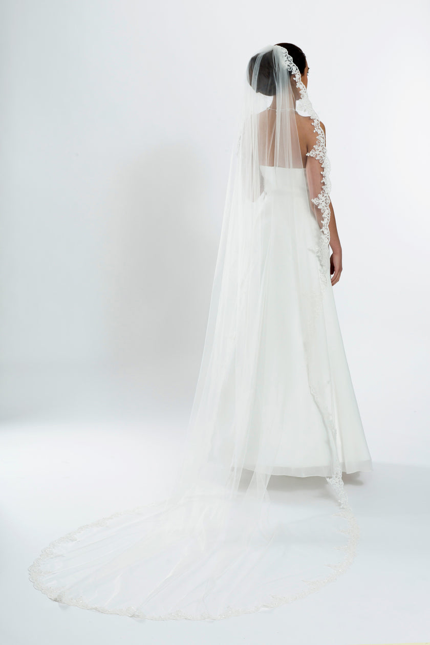 velo de novia almería, con encaje y pedrería, peineta puesta y 3 m de largo